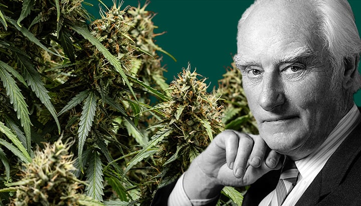 Portrait en noir et blanc de Francis Crick, avec la main sur le menton, entouré de plantes de cannabis à sa gauche et un fond vert foncé.