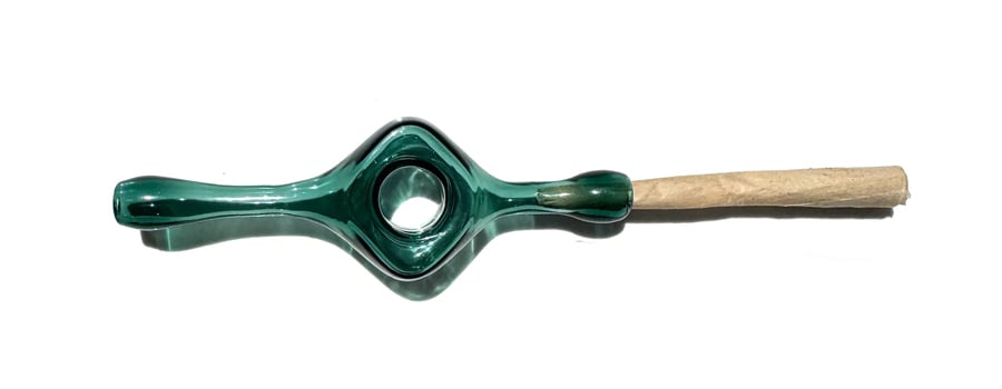 Une pipe en verre vert avec un filtre en papier brun.