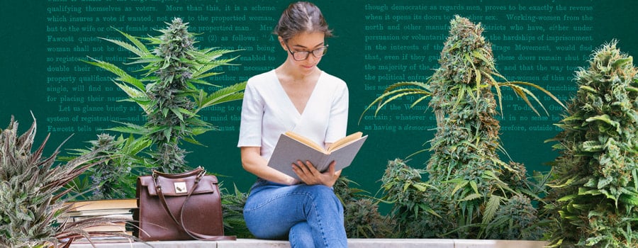 Jeune femme lisant un livre entourée de plantes de cannabis luxuriantes dans un jardin vibrant, mettant en valeur la détente et la nature.