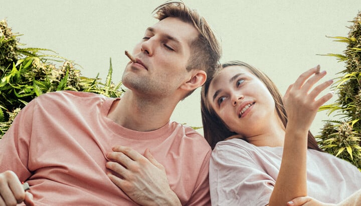 Un homme en t-shirt rose fumant un joint allumé et une femme souriante en t-shirt blanc se relaxent ensemble, entourés de plantes de cannabis luxuriantes, mettant en avant le lien entre la culture du cannabis et la détente.