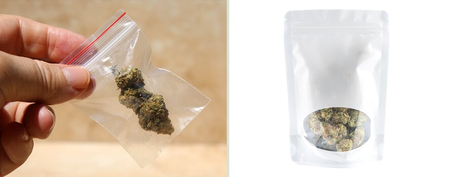 Comparaison des emballages de cannabis : un sac en plastique transparent et un sac Mylar moderne. Souligne l'évolution de l'emballage du cannabis, des méthodes simples aux solutions avancées de préservation.